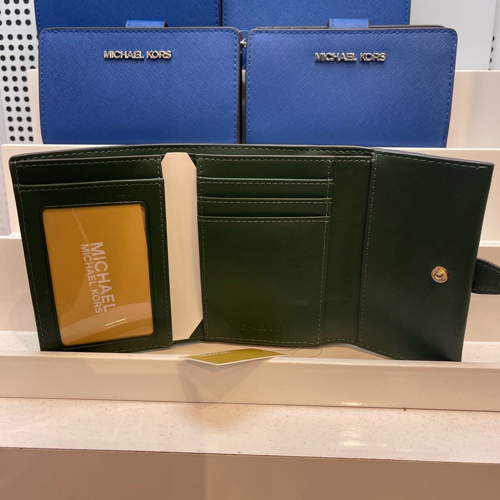 MICHAEL KORS Greenwich Medium Ombré Signature Logo Tri-Fold Wallet
Moss Multi
NW - Picture 13 of 16